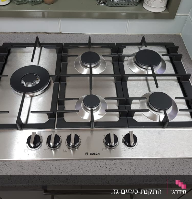 כיריים גז נירוסטה עם ארבעה מבערים וכפתורי שליטה